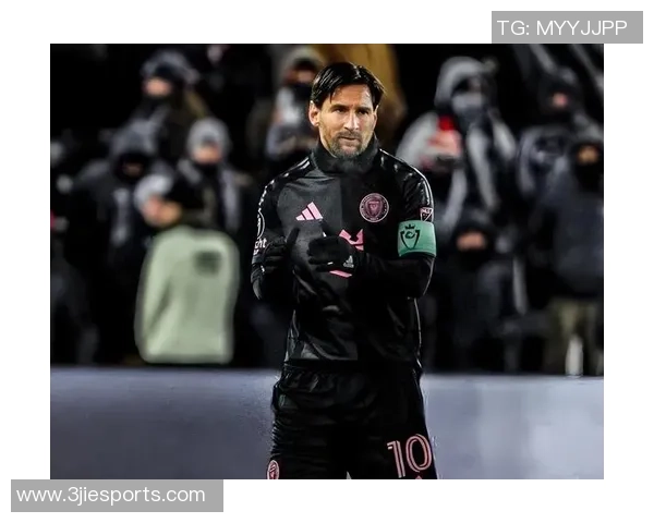 大小眼足球明星的独特魅力与球场风采解析