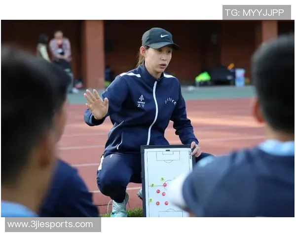 足球明星齐聚为勇士加油助威展现团结力量与激情